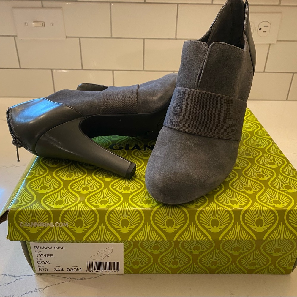 Gianni Bini Gray suede “Tynee” booties size 8